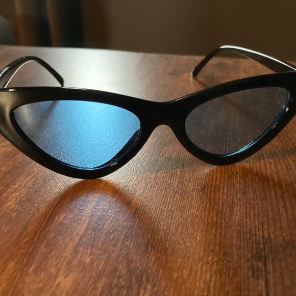 NWOT Unbranded Women's Black Cat Eye Sunglasses with Blue Lenses - Picture 2 of 6